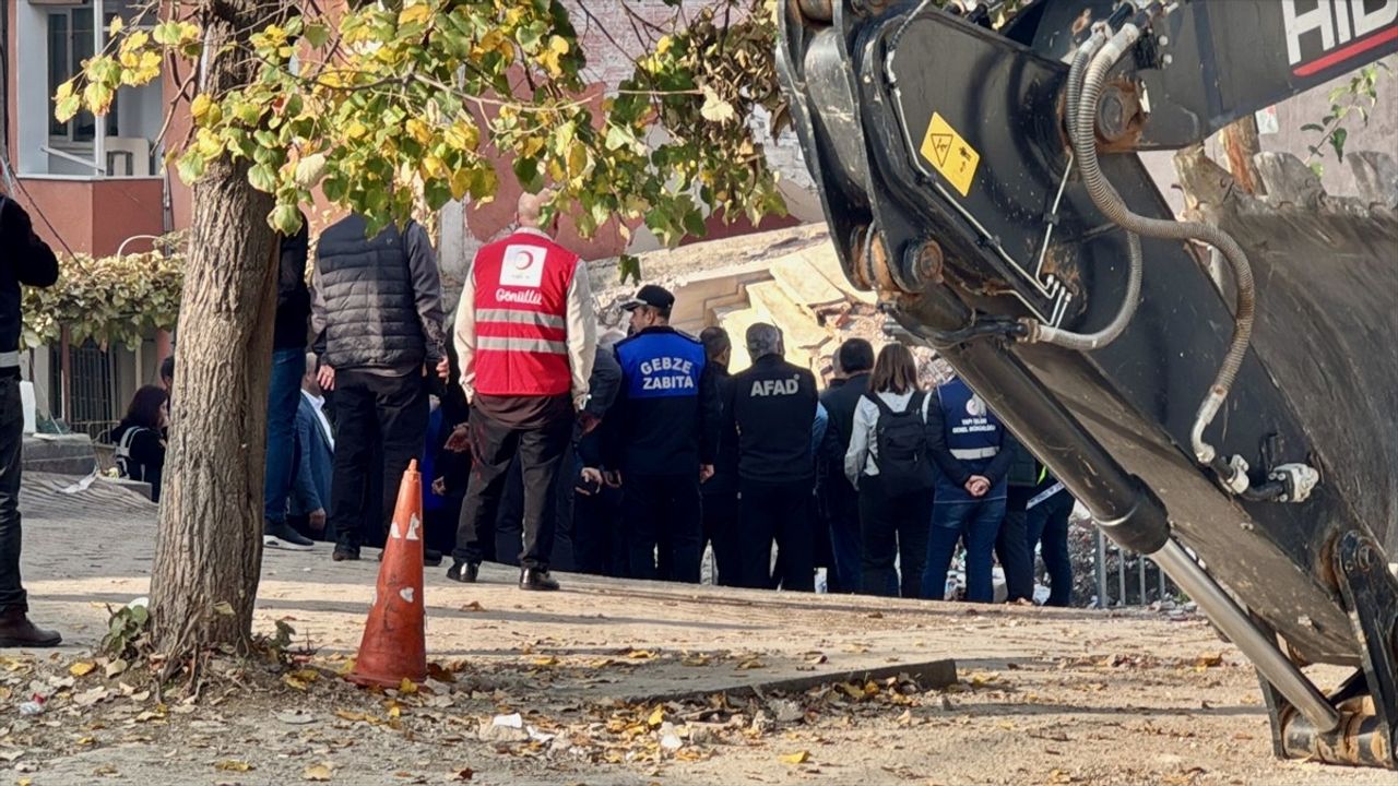 Kocaeli Gebze'de çöken binanın çevresinde enkaz kaldırma ve 1000'den fazla binada tarama çalışmaları sürüyor