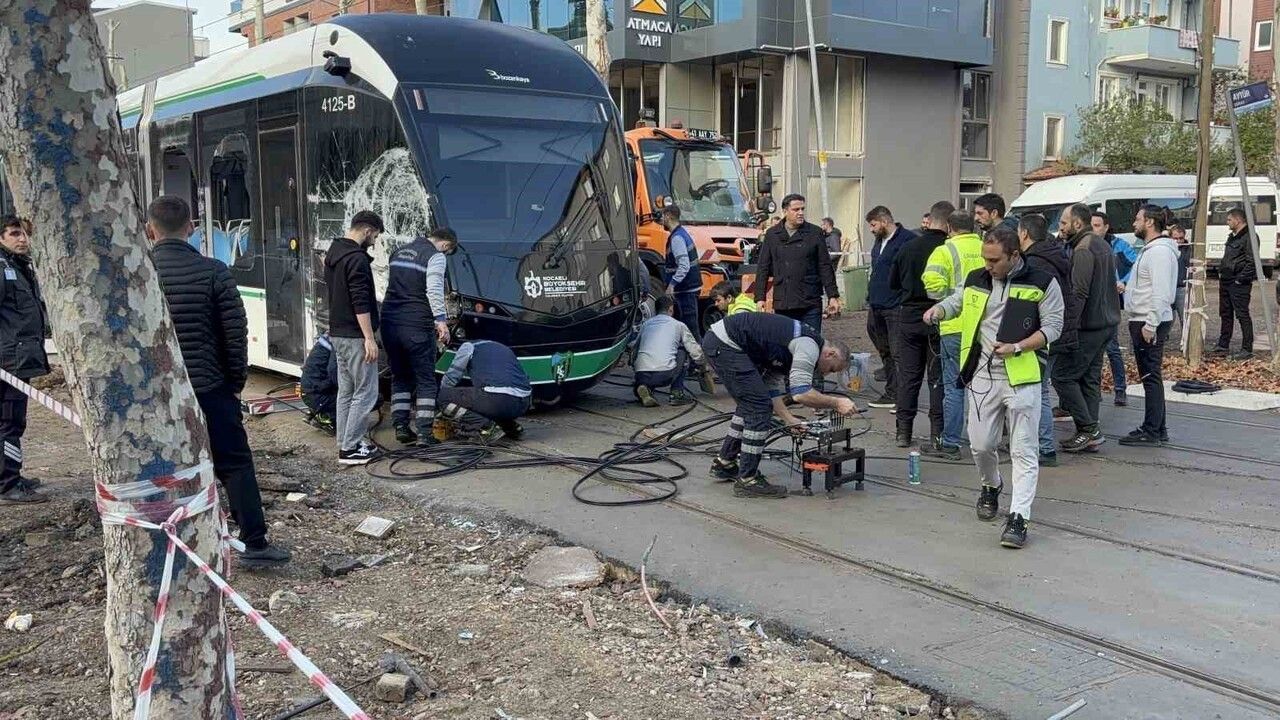 Kocaeli İzmit'te çöp kamyonu tramvaya çarptı: 3 yaralı, vagon raydan çıktı