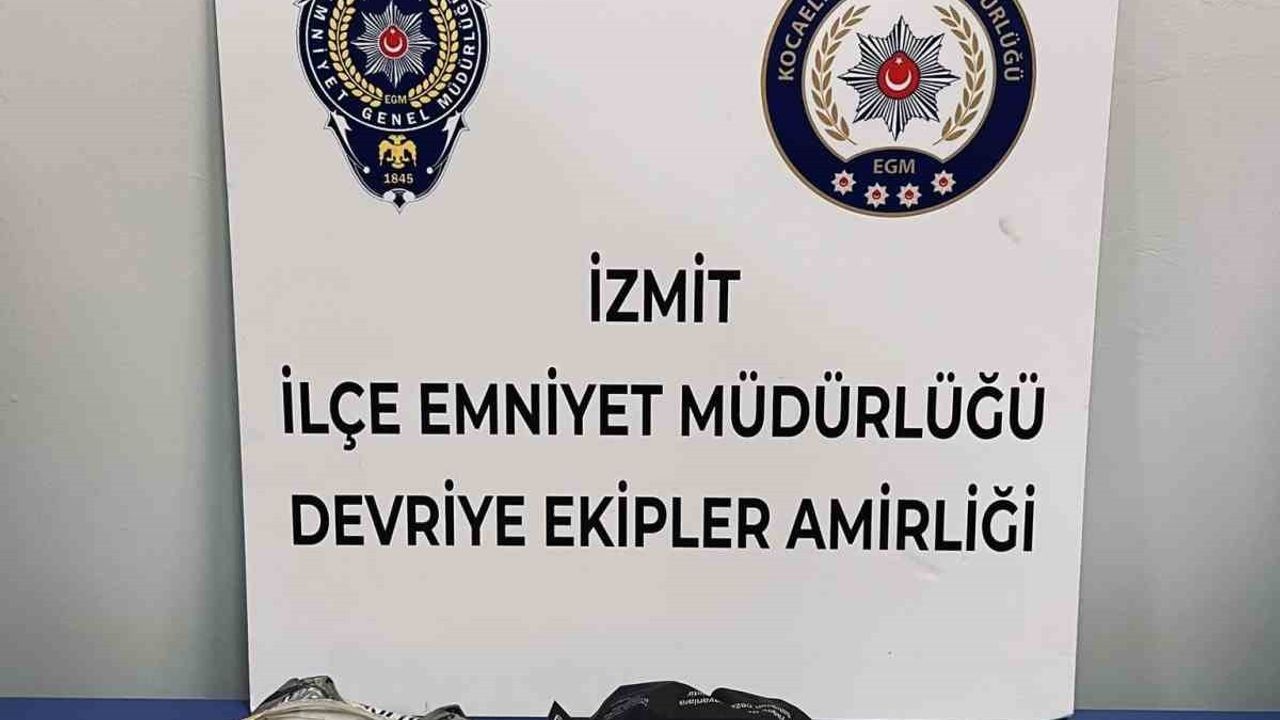 Kocaeli İzmit'te durdurulan 4 kişide 135,4 gram uyuşturucu ele geçirildi