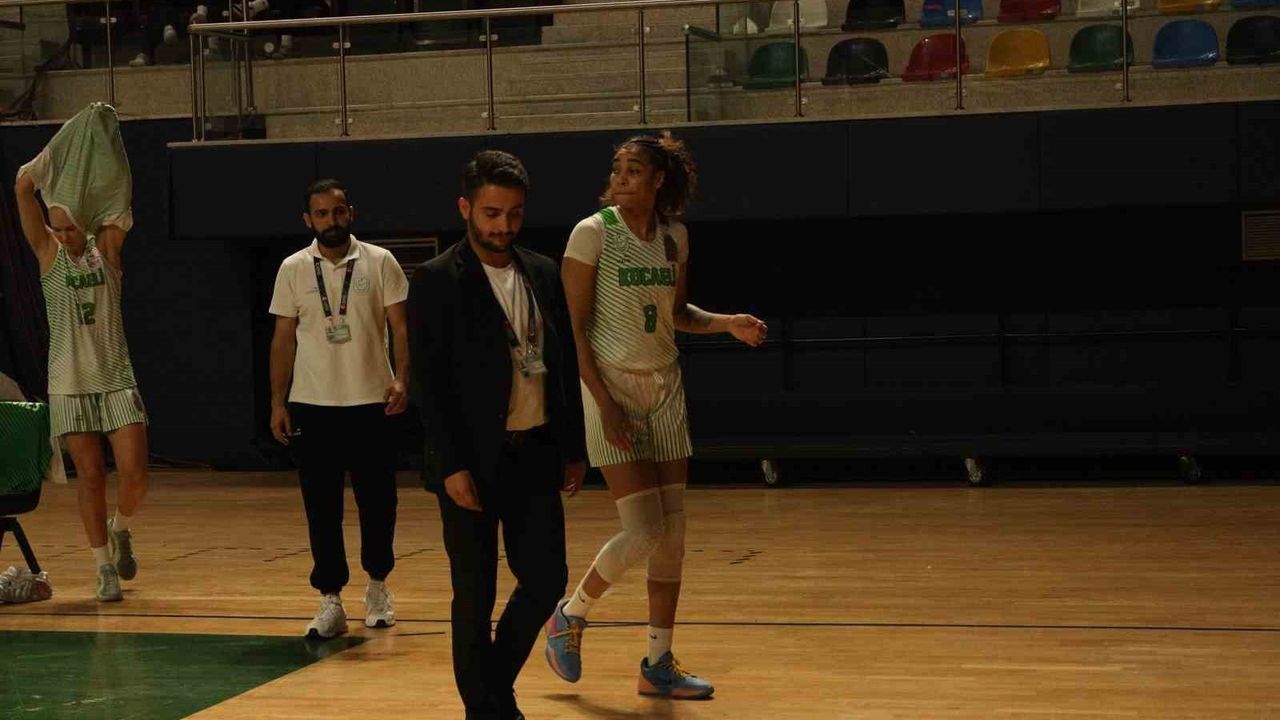 Kocaeli Kadın Basketbol - Dardanel Çanakkale Belediyespor maçı ikinci periyotta yaklaşık yarım saat durdu