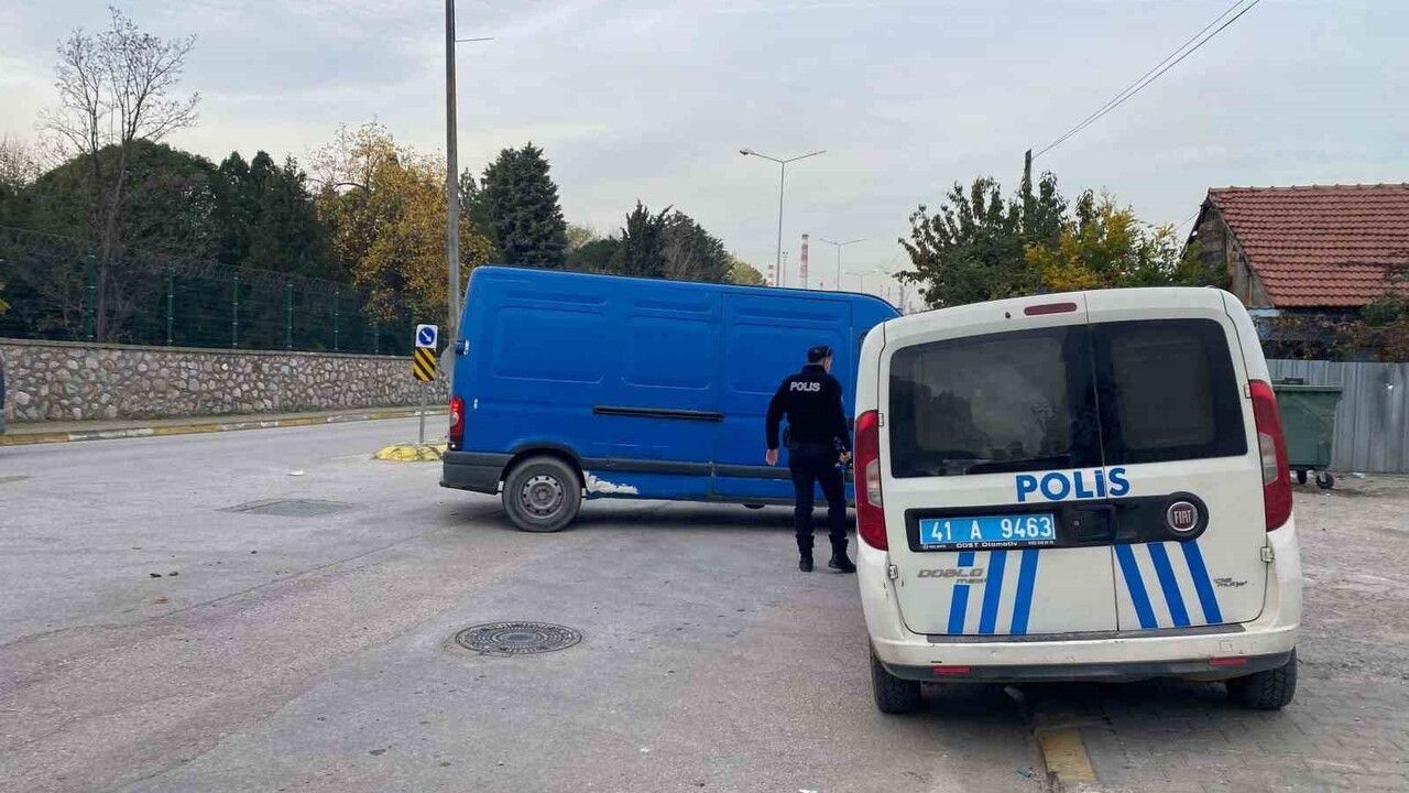 Kocaeli Körfez'de panelvan ile motosiklet çarpışması: motosiklet sürücüsü yaralandı