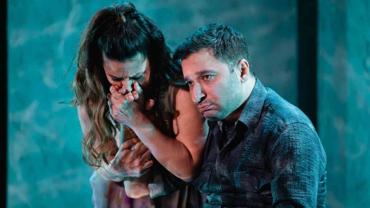 Kocaeli Şehir Tiyatroları’nın "Unutmak" oyunu prömiyerini yaptı — Hafıza, aşk ve zaman üzerine bir çalışma