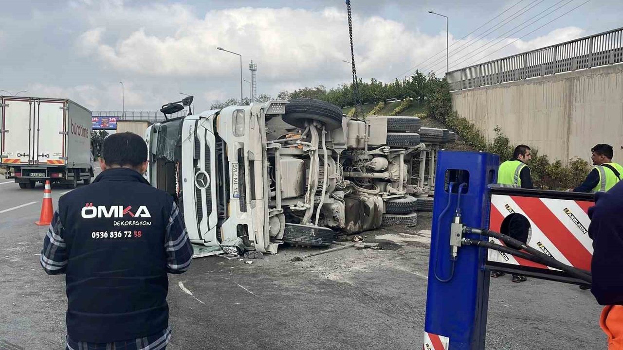 Kocaeli TEM Otoyolu Şekerpınar'da mıcır yüklü kamyon devrildi: 1 yaralı