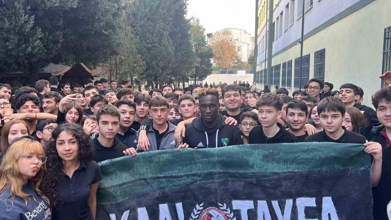 Kocaelisporlu Dan Agyei, 24 Kasım Öğretmenler Günü'nde Körfez Atatürk Anadolu Lisesi'ni Ziyaret Etti