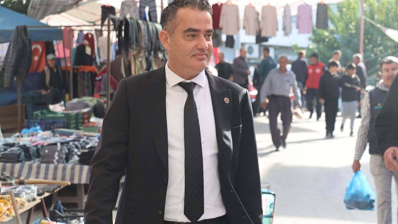 Koçarlı Belediye Başkanı Özgür Arıcı ilçe pazarını ziyaret ederek esnafa destek verdi