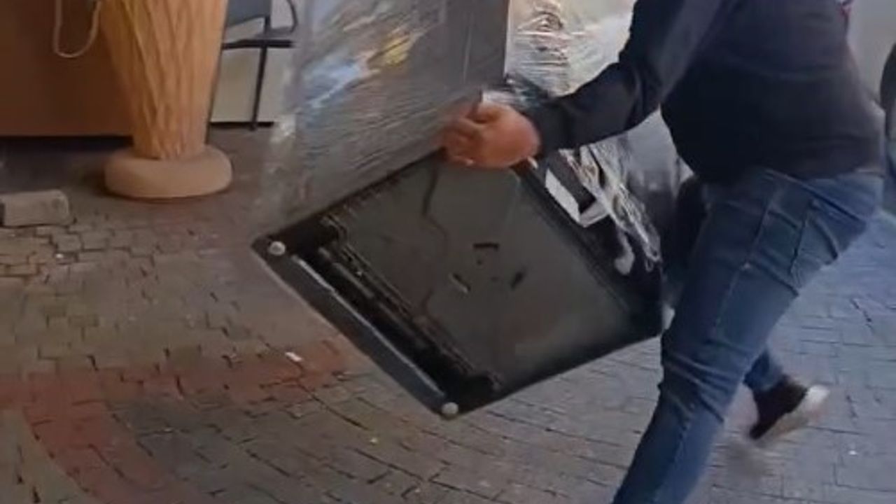 Koçarlı'da müşteri, 'teşhir' olduğunu iddia ettiği bulaşık makinesini mağaza önüne attı