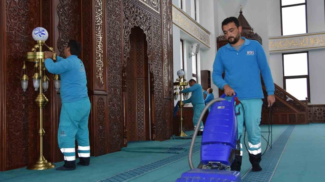 Kocasinan'da camilerde düzenli temizlik: Gül suyu ile hijyen ve huzur sağlanıyor