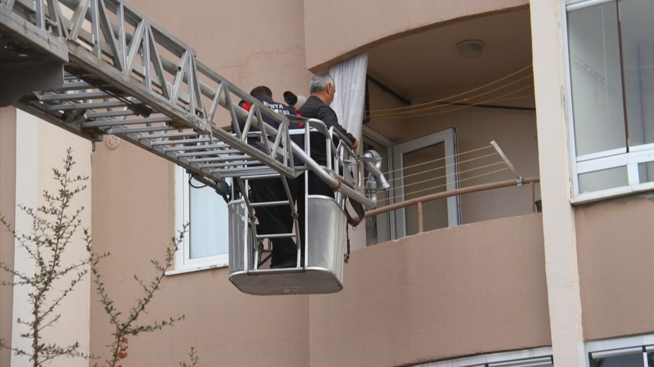 Konya Beyşehir'de 4 katlı binada çıkan yangında bir kadın yaralandı