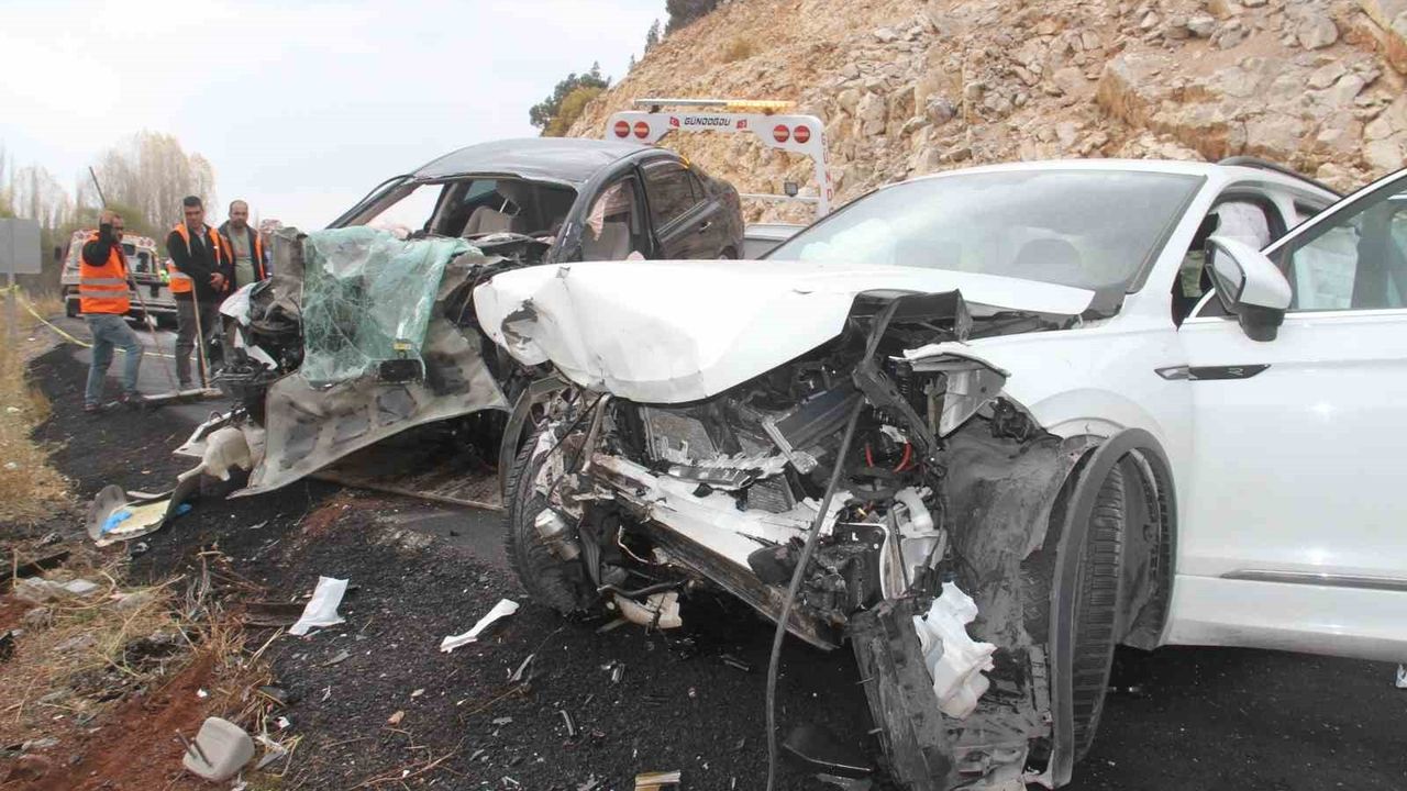 Konya Beyşehir'de İki Otomobil Çarpıştı: 1 Ölü, 3 Yaralı