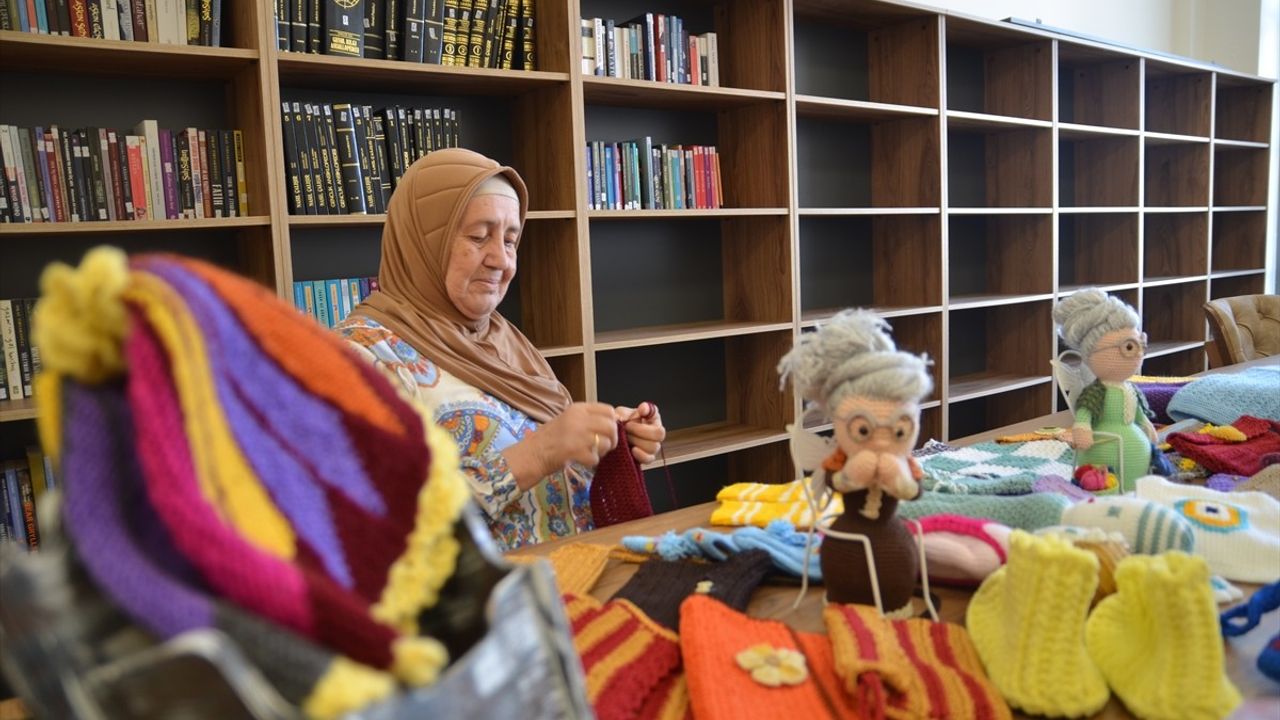 Konya'da 75 yaşındaki Hatice Urgancı, örgü gelirini huzurevine bağışlıyor
