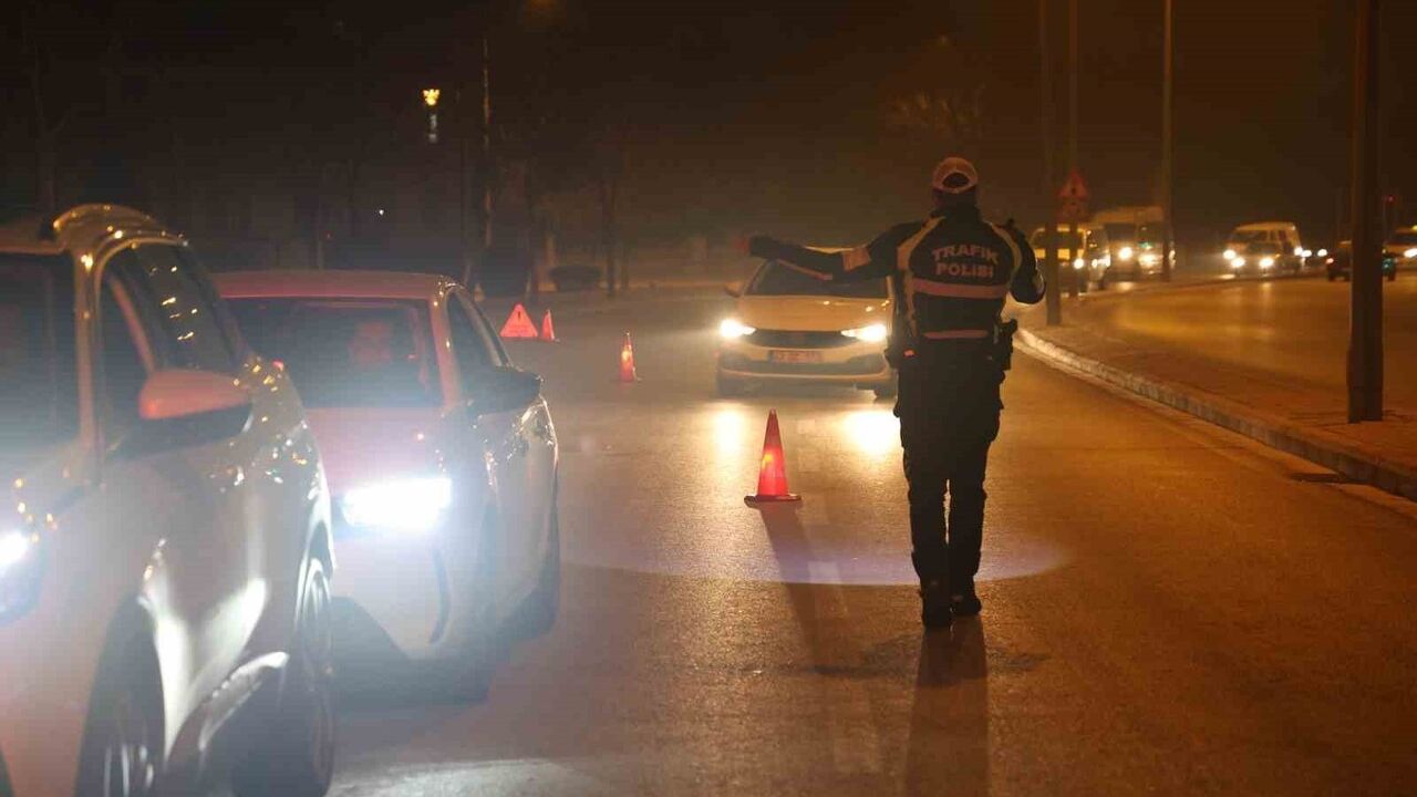 Konya'da ehliyetine el konulan sürücü ve araç sahibine 37 bin 354 lira ceza