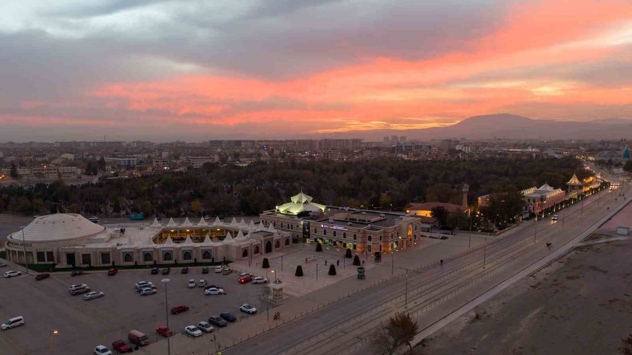 Konya'da Gün Batımı: Mevlana Müzesi ve Tarihi Mekanlarda Kartpostallık Görüntüler