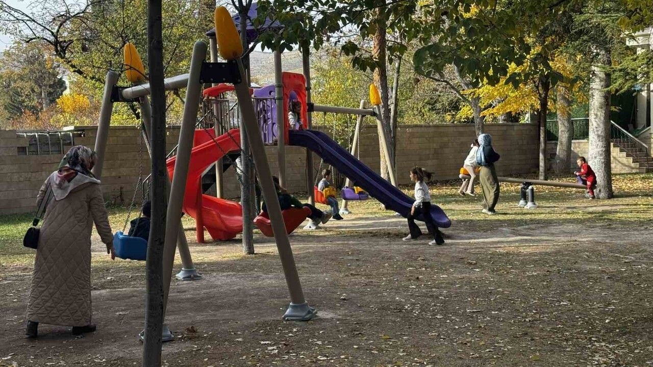 Konya'da Hafta Sonu Meram'a Akın: Tarihi Meram Köprüsü Sonbaharın Renkleriyle Doldu