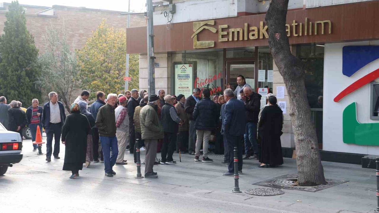 Konya’da Yüzyılın Konut Projesi başvurularında yoğunluk: Mevlana Caddesi’nde kuyruklar