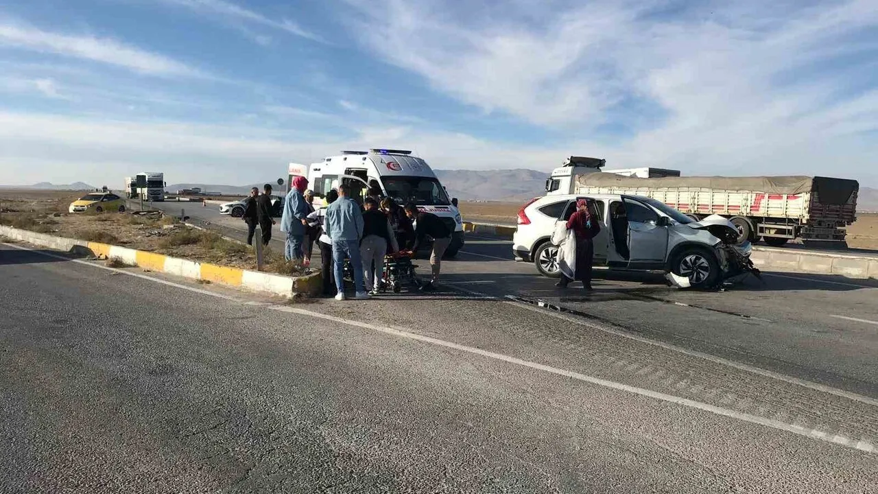 Konya Ereğli'de kamyonet ile SUV çarpıştı: 3'ü çocuk 7 yaralı