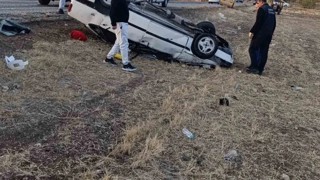 Konya Hüyük'te trafik kazası: Otomobil araziye devrildi, 5 yaralı