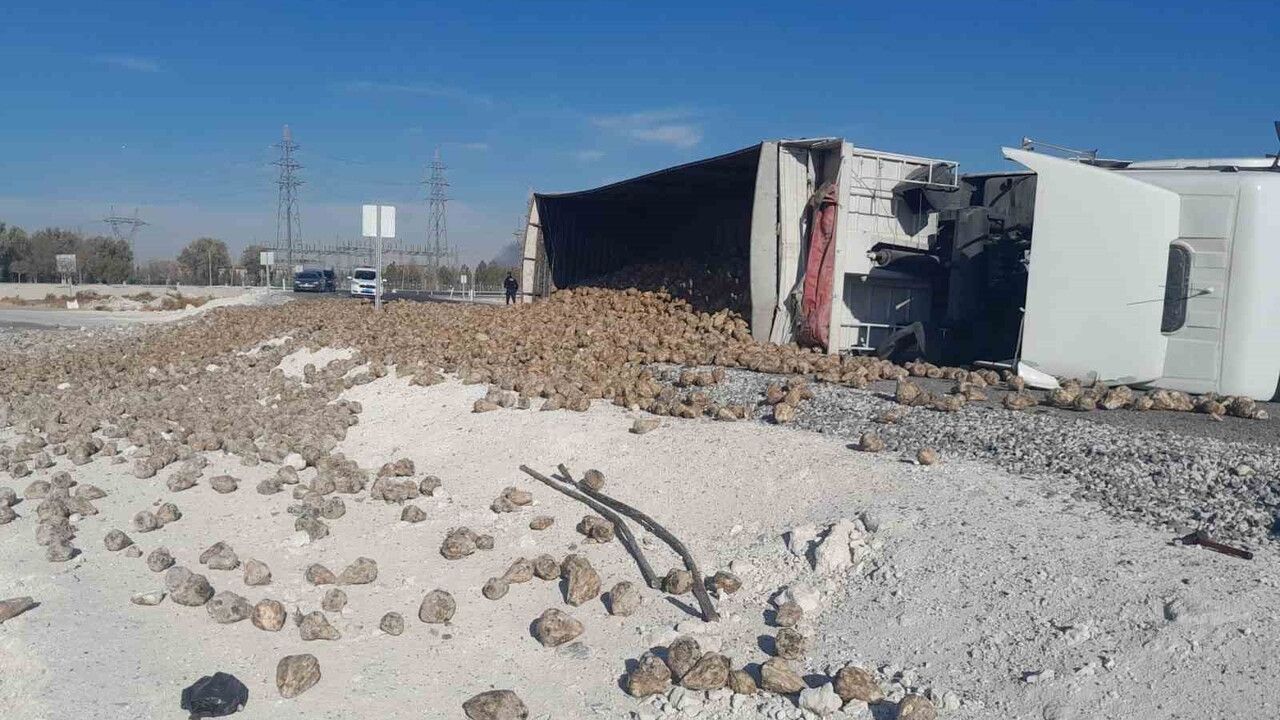 Konya Karapınar'da pancar yüklü tır devrildi: 1 yaralı