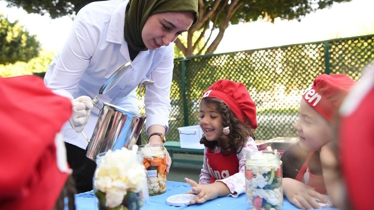 Konyaaltı Belediyesi Kreşlerinde Miniklerle Turşu Kurma Etkinliği
