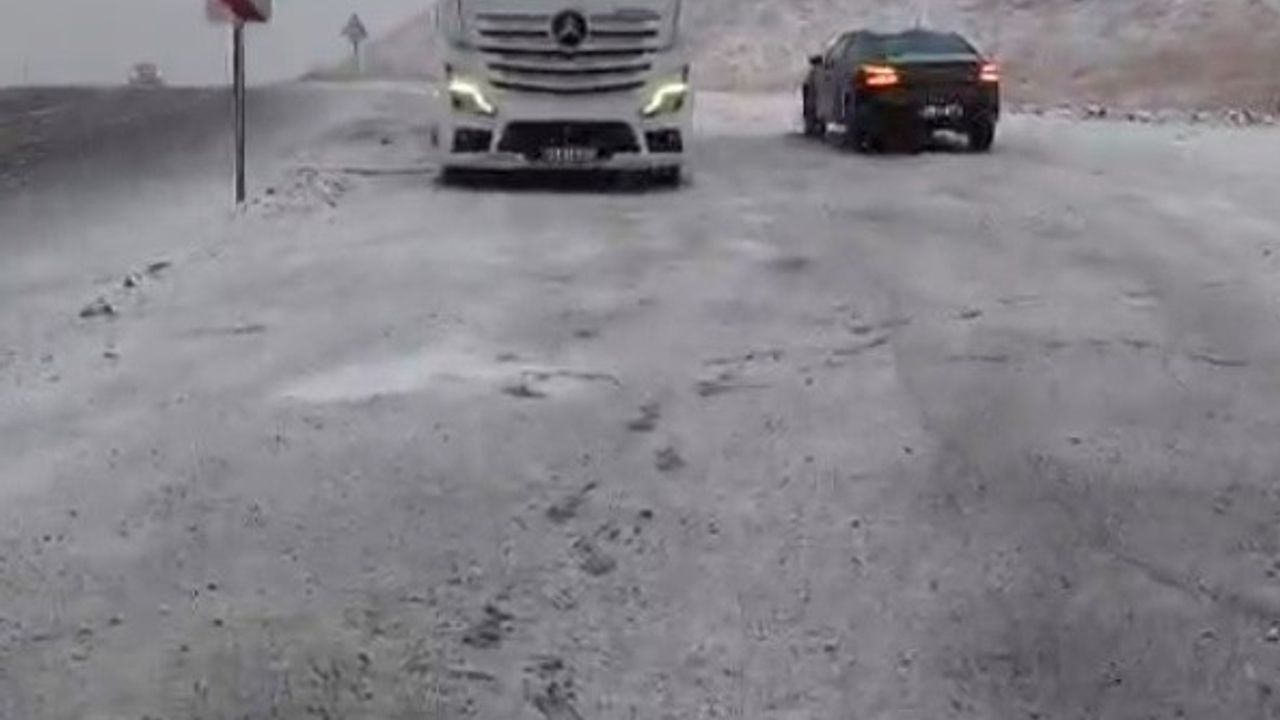 Kop Dağı Geçidi yeniden karla kaplandı — Bayburt'un yüksek kesimlerinde yağış