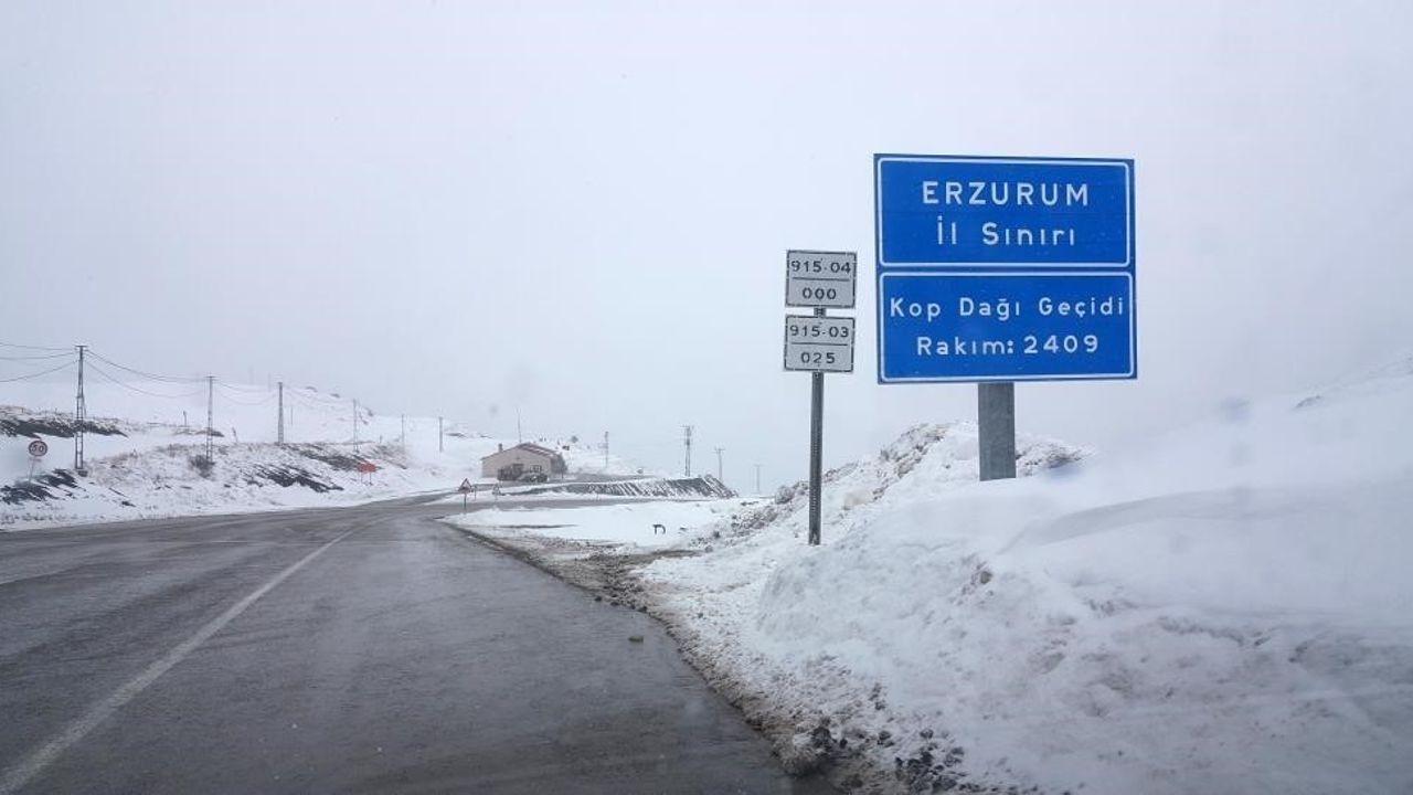 Kop Dağı'nda aralıklı kar yağışı: Sürücüler kontrollü ilerliyor, kış lastiği zorunluluğu başladı