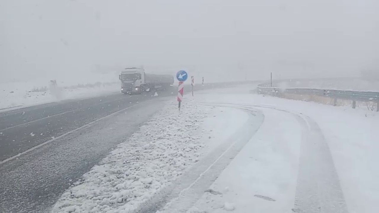 Kop Dağı'nda yoğun kar yağışı — Karayolları ekipleri Erzurum-Bayburt karayolunda gece boyu seferber