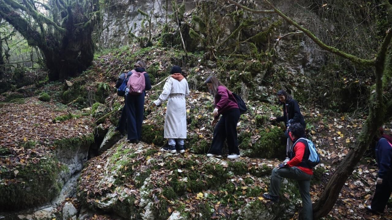Körfez'de öğrenciler ve ilçe protokolü Taşköprü'de doğa yürüyüşünde buluştu