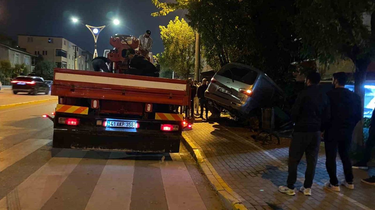 Körfez'de trafik kazası: Panelvan evin bahçesine girdi, 1 yaralı