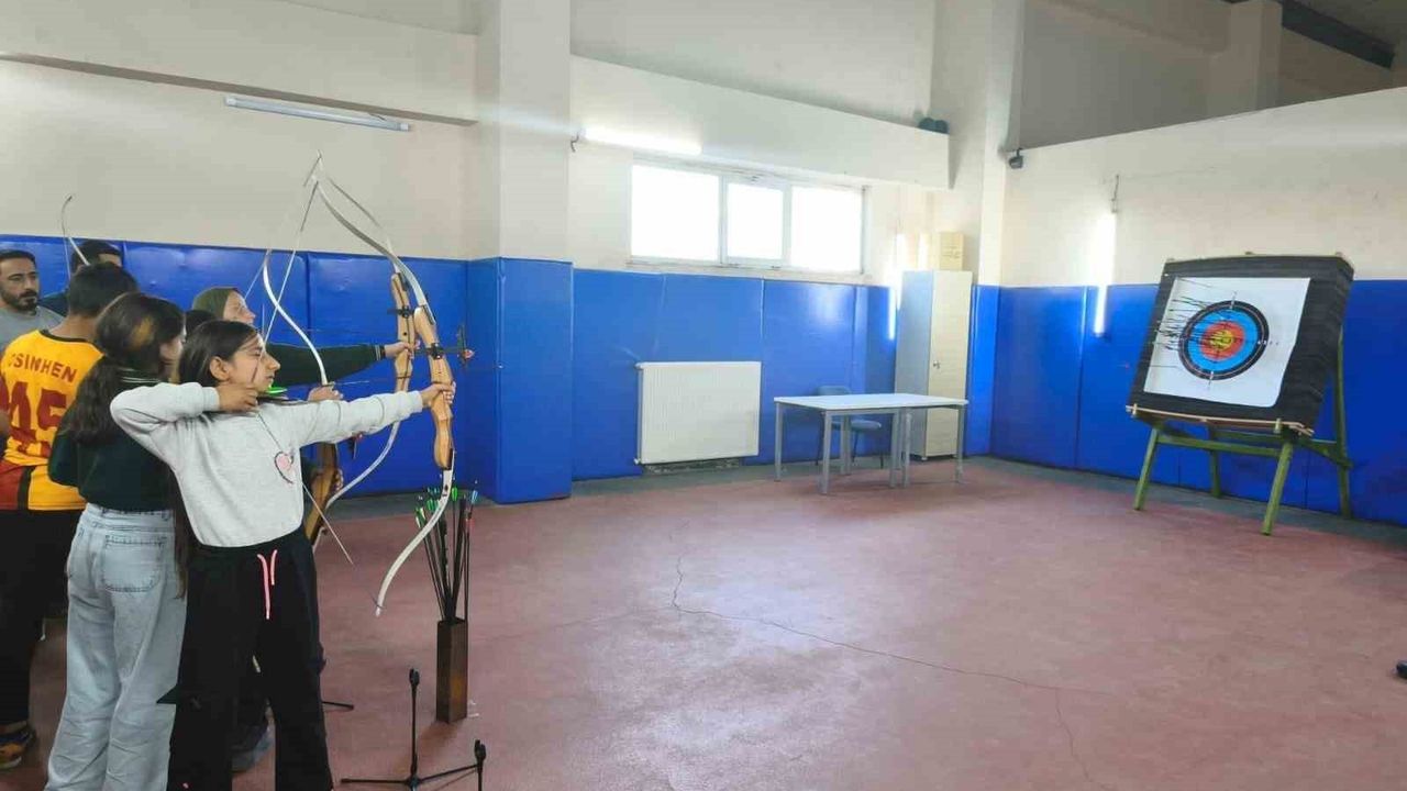 Korkut'ta okçuluk antrenmanları uzman antrenörlerle yoğun katılımla sürüyor