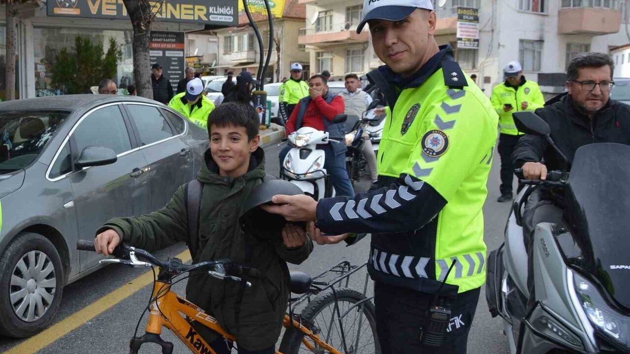 Korkuteli Emniyeti’nden Motosiklet Sürücülerine Ücretsiz Kask ve Farkındalık Uygulaması