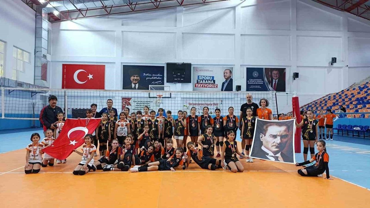 Köyceğiz Akademi’nin minik voleybol takımı Dalaman turnuvasında şampiyon