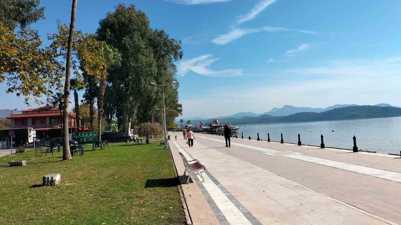 Köyceğiz'de yazdan kalma günler: Hava 28 dereceye ulaştı