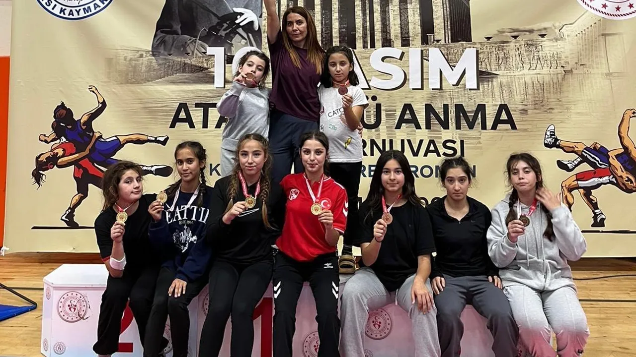 Köyceğizli güreşçiler Kuşadası 10. Atatürk’ü Anma Turnuvası’ndan 6 birincilik ve takım şampiyonluğuyla döndü