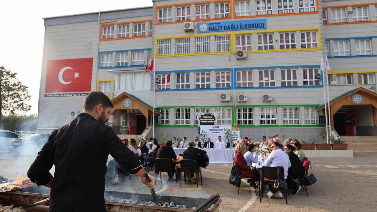 Kozan'da davul zurna ve mangal eşliğinde 24 Kasım Öğretmenler Günü kutlandı