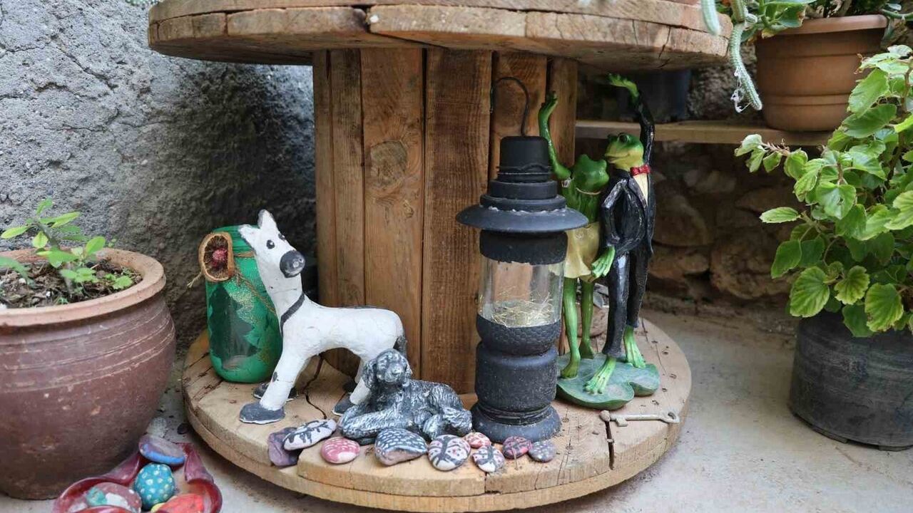 Kozan'da emekli el sanatları öğretmeni atıkları evinde sanata dönüştürdü