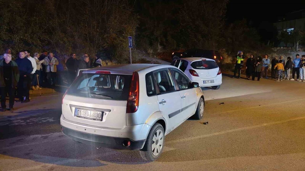 Kozan'da İki Otomobil Çarpıştı: 3 Kişi Yaralandı