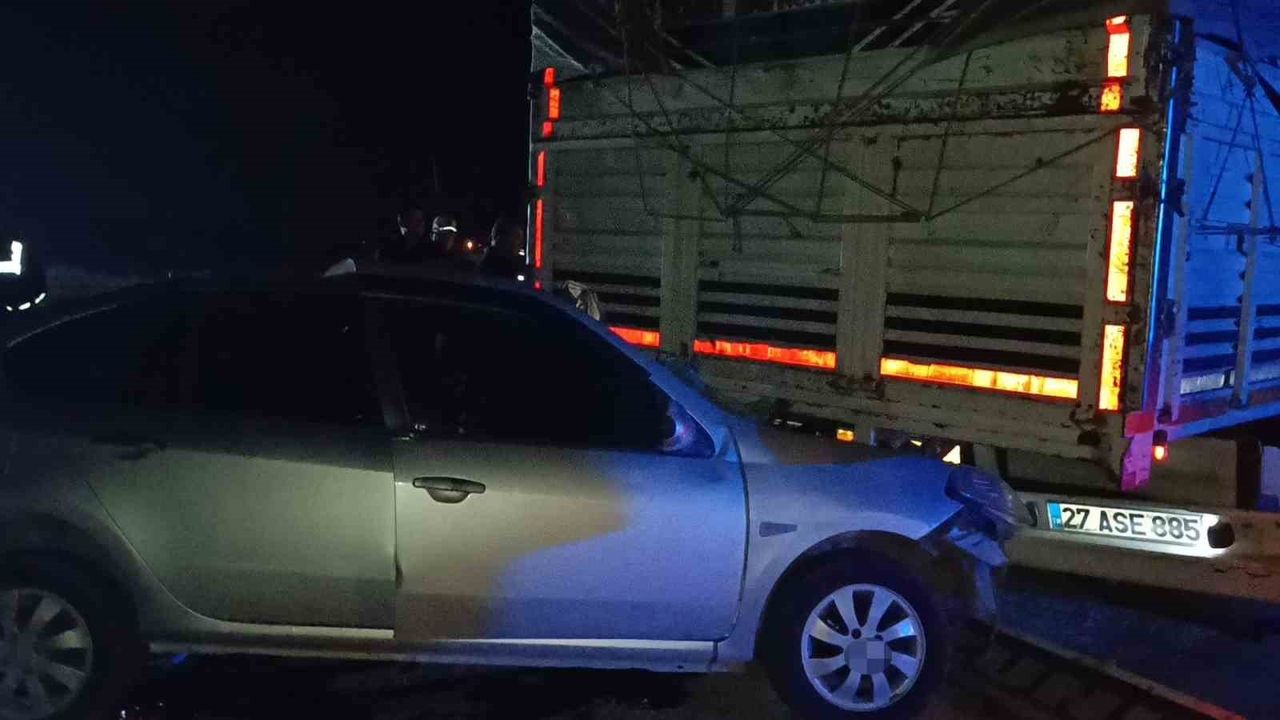 Kozan'da otomobil kamyona arkadan çarptı: 2 kişi yaralandı