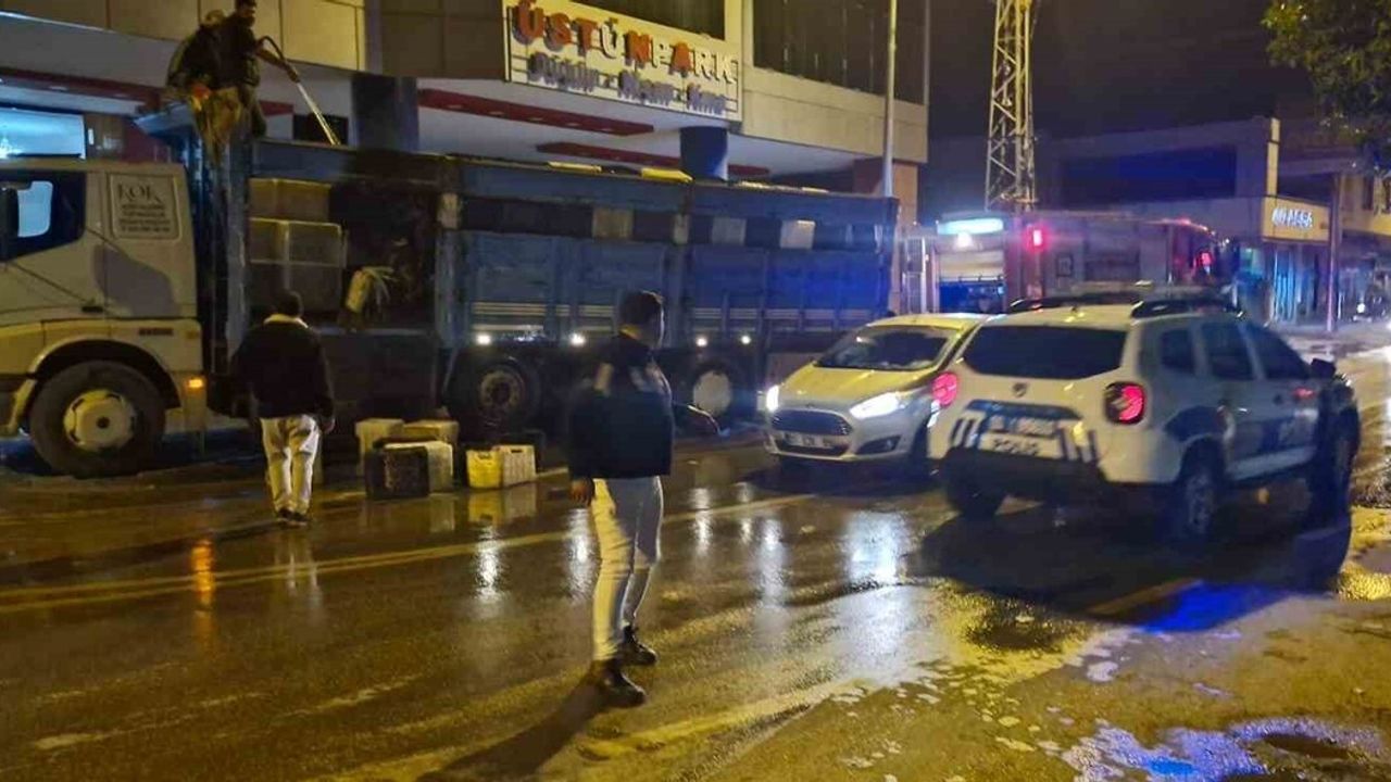 Kozan'da Seyir Halindeki Kamyonun Kasasında Çıkan Yangın Söndürüldü