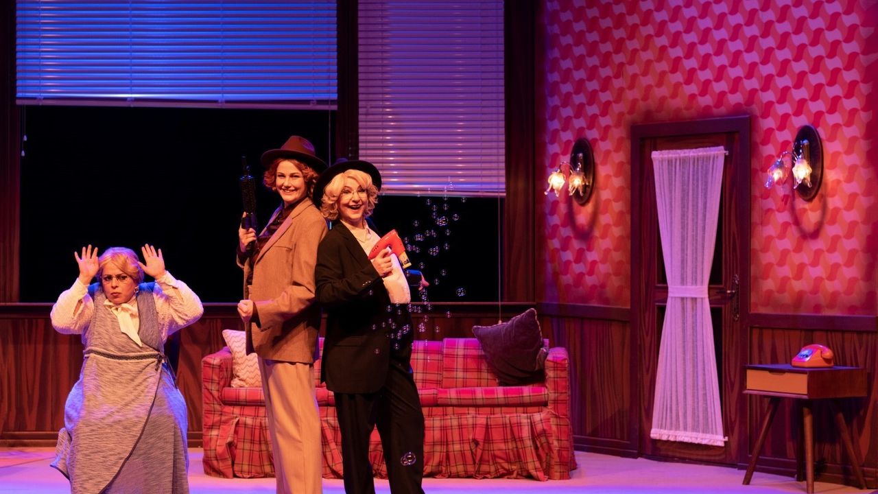 KŞT'nin 'Üç Jokerli Konken'i Adana Şehir Tiyatroları Festivali'nde kapanış oyunu olarak kapalı gişe sahnelendi