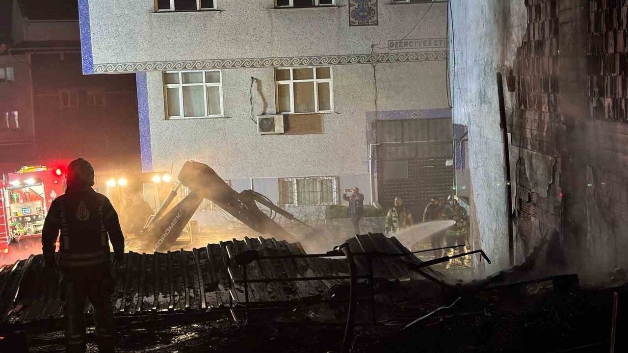 Küçükçekmece'de geri dönüşüm tesisi yangında küle döndü; can kaybı yok