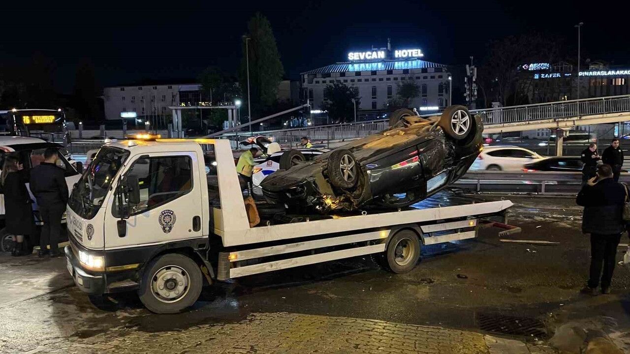 Küçükçekmece E-5 yan yolda zincirleme kaza: 3 yaralı, dört araçta hasar