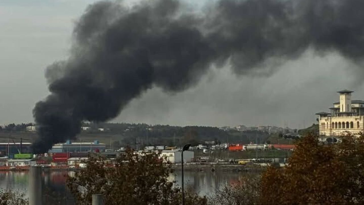Küçükçekmece Halkalı Gümrüğü'nde konteyner yangını itfaiye tarafından söndürüldü
