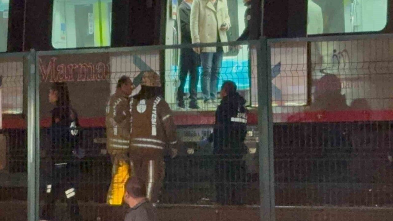 Küçükçekmece Marmaray İstasyonu'nda bir kişi raylara atlayarak hayatını kaybetti