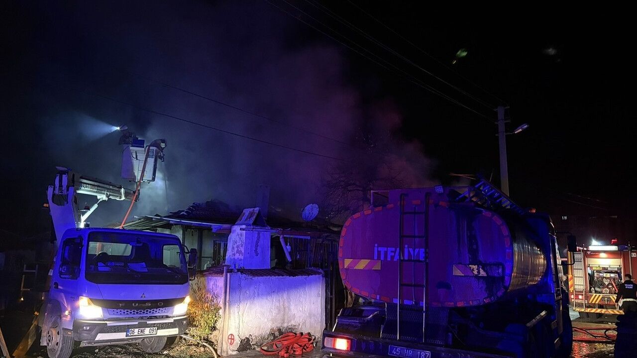 Kula’da gece yangını: Bey Mahallesi'nde iki ev zarar gördü, 2 kişi yaralandı