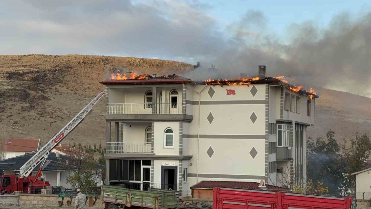 Kulu’da 3 katlı müstakil evde yangın — itfaiye ekipleri söndürdü