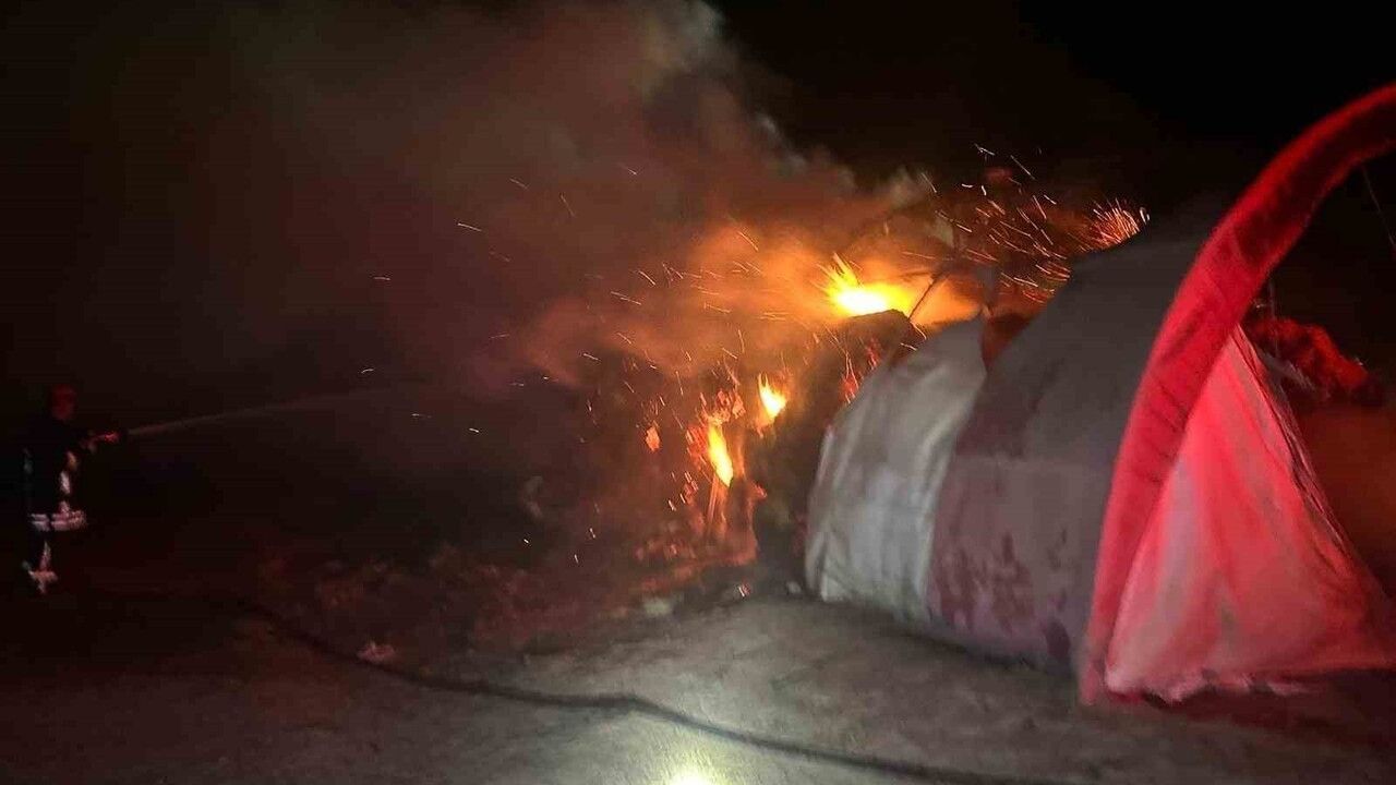 Kulu'da bahçedeki saman balyaları yanarak zarar gördü
