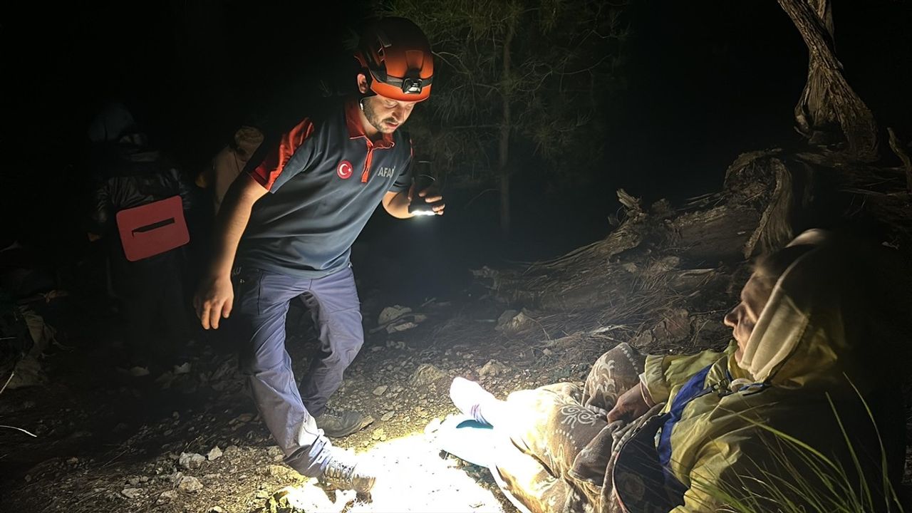 Kumluca Adrasan'da mahsur kalan Ukraynalı turist AFAD ve ekiplerce kurtarıldı