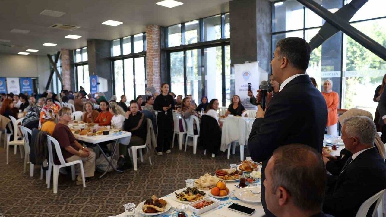 Kurslar kadınların üretim gücünü güçlendiriyor — Akdeniz'de 400 kursiyer kahvaltıda buluştu