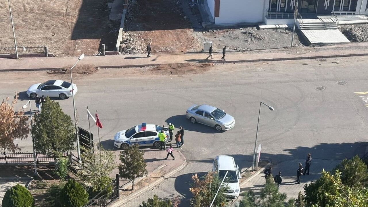 Kurtalan'da hastane bahçesine girmeye çalışan sürücü refüje çıktı