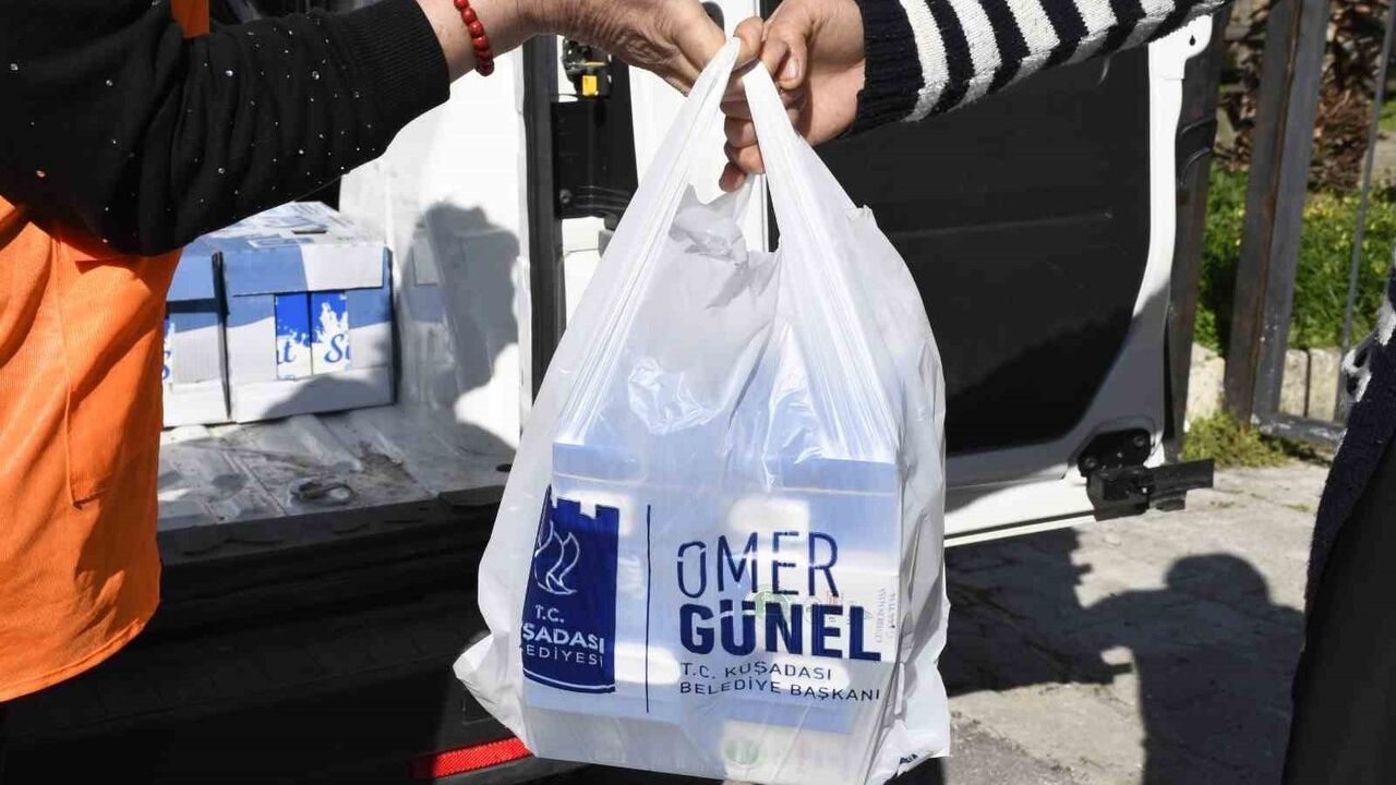 Kuşadası Belediyesi, çocukların sağlıklı büyümesi için düzenli süt dağıtımını sürdürüyor