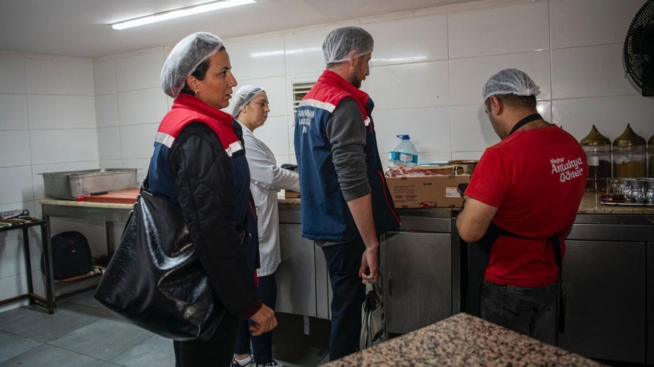 Kuşadası Belediyesi sokak lezzetleri denetimlerini sıklaştırdı: 28,778 kilogram gıda imha, 58 bin 351 lira ceza